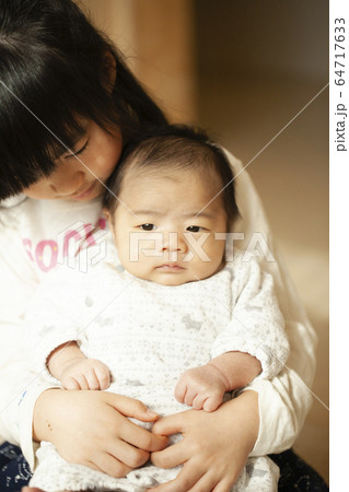姉 弟 世話 抱っこの写真素材