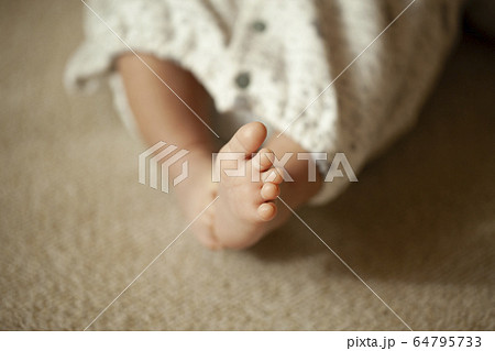 足 足の裏 小さい 赤ちゃん 可愛いの写真素材