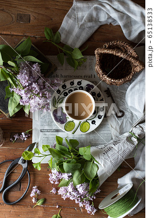 テーブル フラワーアレンジメント 食卓 花の写真素材