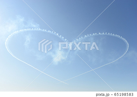 青空 ハート 飛行機雲 ブルーインパルスの写真素材