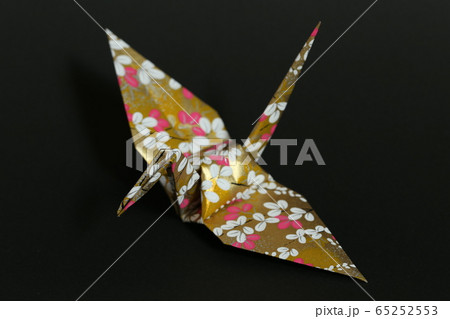 羽ばたく折り鶴の写真素材
