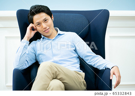 椅子 座る 男性の写真素材