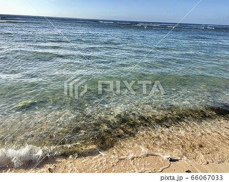 沖縄 海 誕生日 砂浜の写真素材