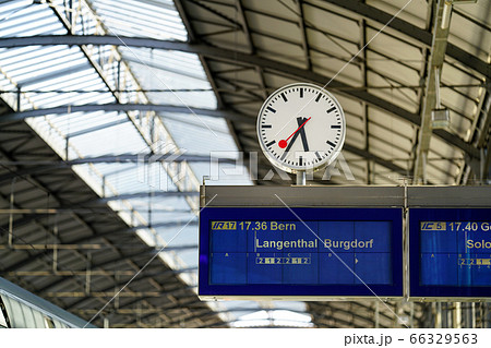 駅 時計 ヨーロッパ スイスの写真素材 駅 時計 ヨーロッパ スイスの写真素材