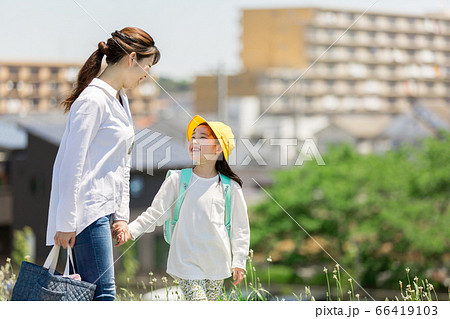 小学生 ランドセル 一年生 空 女の子 子供 日本人の写真素材