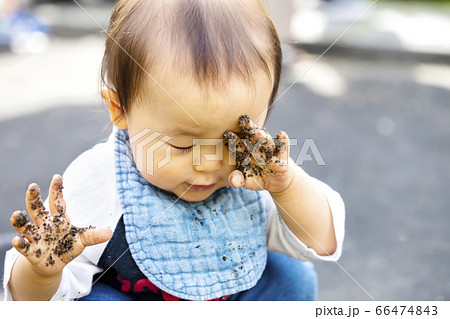 目をこする 子供の写真素材