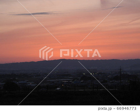 夕焼け雲 郷愁 田舎の夕景の写真素材