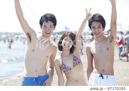 男 男女 水着姿 水着の写真素材