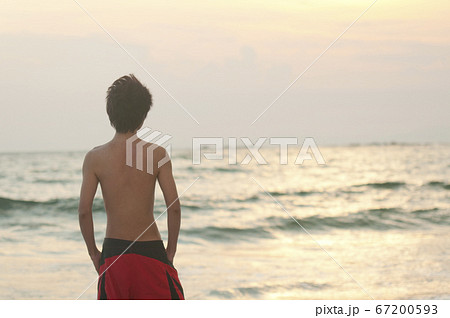 後ろ姿 水着 海辺 男性の写真素材