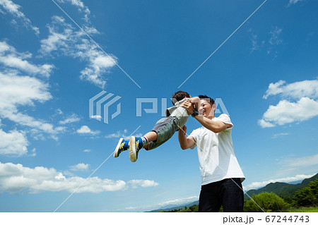 抱え上げる 2人の写真素材