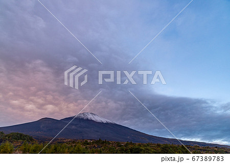 静岡県 天候が回復した富士山 御殿場口から望む山頂の写真素材 6737