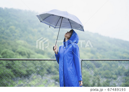 雨 傘 梅雨 美しいの写真素材