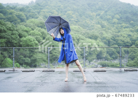 雨 傘 梅雨 美しいの写真素材