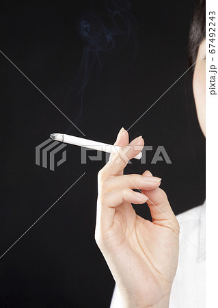喫煙 タバコ 女性 手元の写真素材