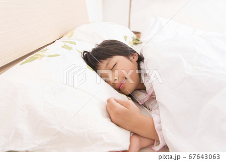 寝顔 睡眠 女の子 眠るの写真素材