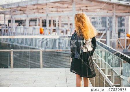 後ろ姿 女性 女子 きれい 背中 若い 美しい 少女 女児の写真素材