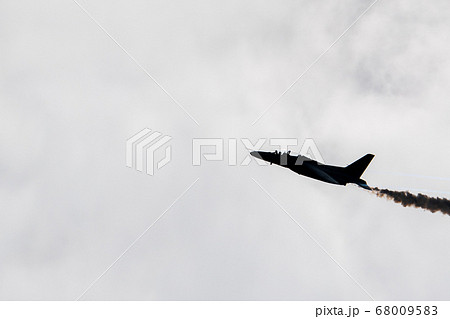 ブルーインパルス シルエット 航空機 飛行機の写真素材