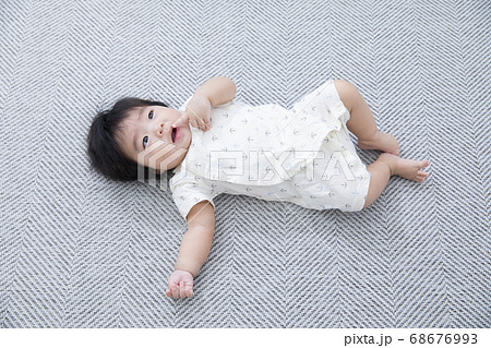 人物 子供 赤ちゃん 横顔 男の子 かわいいの写真素材