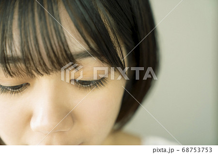 伏し目の写真素材 伏し目の写真素材