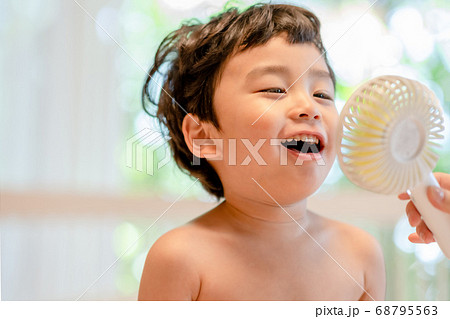 夏 汗 子供 男の子の写真素材