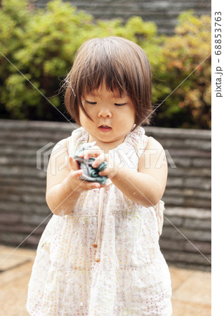 幼児 ショートヘアー 子供 女の子の写真素材