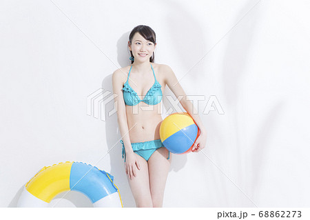 女性 女の子 水着姿 かわいいの写真素材 女性 女の子 水着姿 かわいいの写真素材