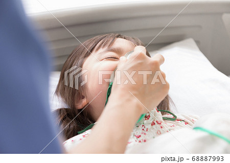 女の子 子供 酸素マスク 入院の写真素材