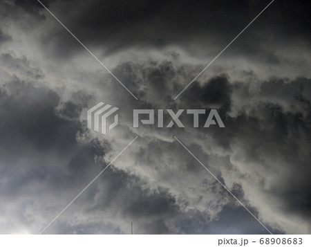 雲 雨雲 灰色 どんよりの写真素材