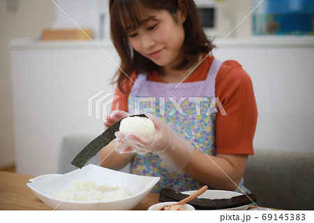 おにぎり 子供 握る 手の写真素材