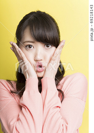 アイドル ポーズ 女性 かわいいの写真素材