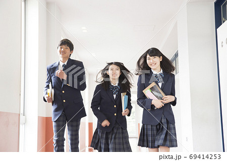 人物 学生 走る 高校生の写真素材
