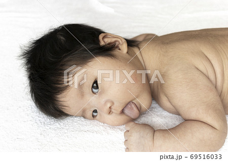 裸 横向き 0歳 女児の写真素材