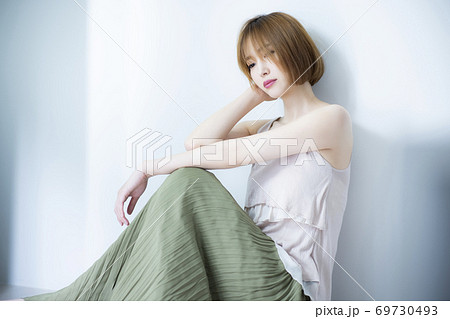 ロングスカート 座るの写真素材 ロングスカート 座るの写真素材