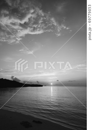 夕日 夕焼け モノクロ 空の写真素材