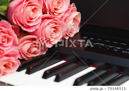 鍵盤 ピアノ 薔薇 花の写真素材 - Pixta