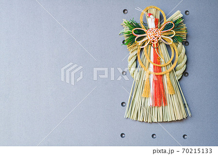 正月 玄関 しめ飾りの写真素材