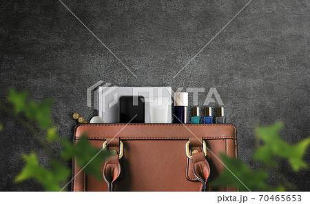 カバンの中身 持ち物の写真素材