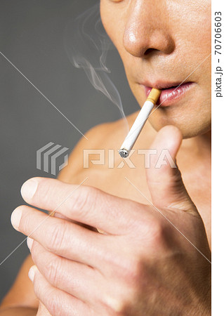 人物 男性 タバコ 吸うの写真素材