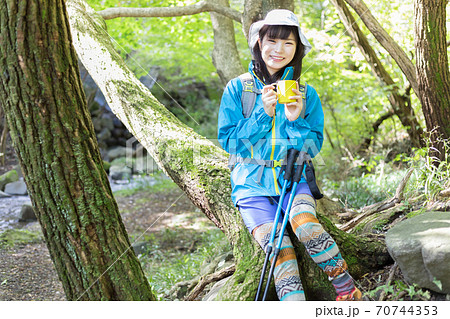 女の子 山ガール かわいい 登山の写真素材