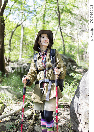 女の子 山ガール かわいい 登山の写真素材