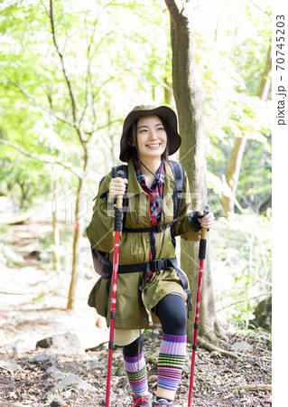 女の子 山ガール かわいい 登山の写真素材