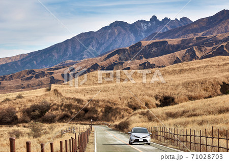 やまなみハイウェイ 山 道路 冬の写真素材