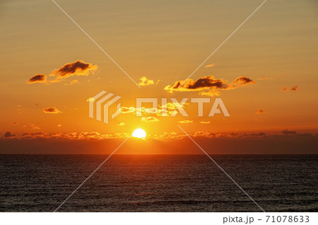 朝日 海 海上 綺麗の写真素材