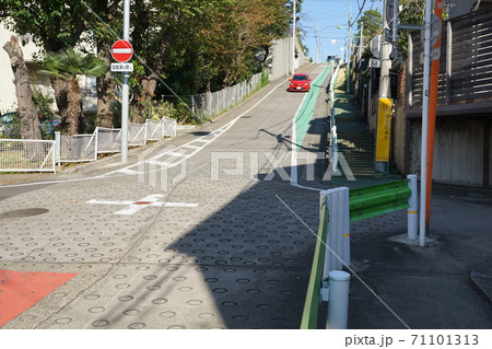 岡本三丁目の坂道の写真素材