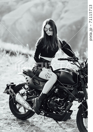 ライダー ポーズ バイク 女性の写真素材 - PIXTA