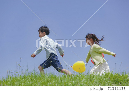 子供 姉弟 走る 横の写真素材