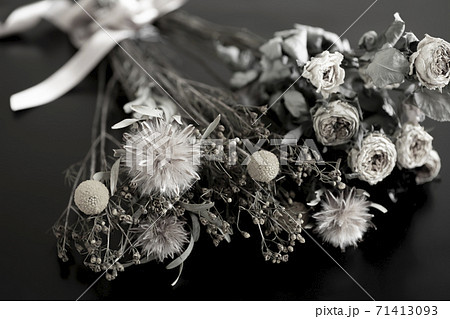 ドライフラワー 花束 モノクロの写真素材