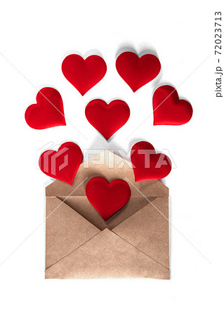 ハート 手紙 たくさん 封筒の写真素材
