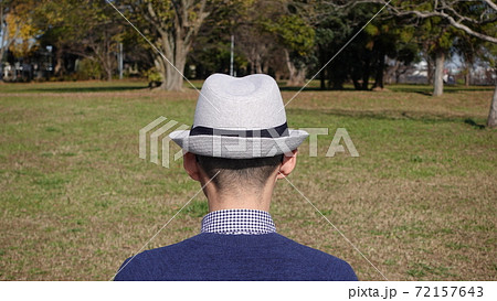 おじさん 男性 中年 後姿の写真素材