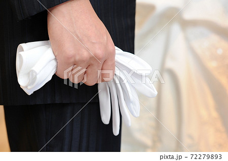 手 拳 握りしめる 人の写真素材